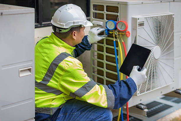 Professional Hvac technician working in Saratoga, IN